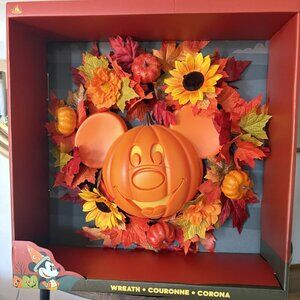 NWT Disney Mickey Mouse Light-Up Halloween Wreath.